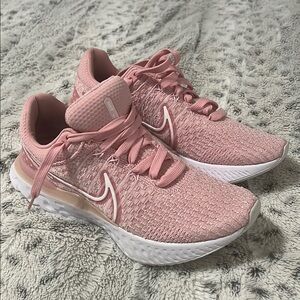 Nike Pastel Pink Low-Top Sneakers with Knit Fabric and White Sole